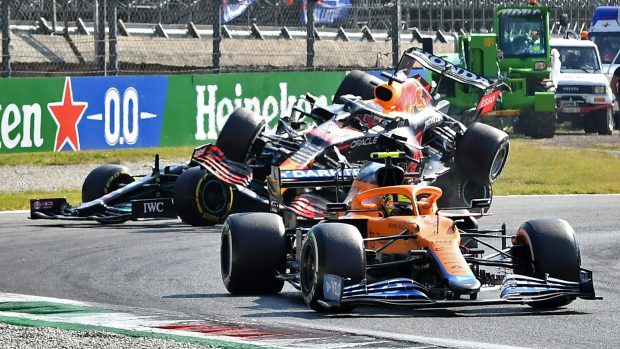 Max Verstappen v kolizi s Lewisem Hamiltonem