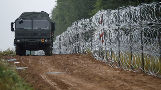 Stavba plotu na polsko-běloruské hranici