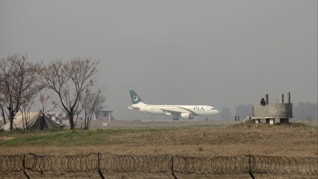 Letadlo společnosti Pakistan International Airlines na letišti v Islámábádu