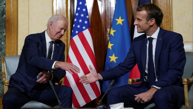 Joe Biden se setkal s Emmanuelem Macronem v předvečer summitu zemí G20 to