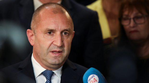 Stávající bulharský prezident Rumen Radev podle očekávání přesvědčivě zvítězil v nedělním druhém kole voleb hlavy státu, vyplývá z konečných výsledků hlasování zveřejněných ústřední volební komisí