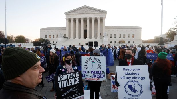 Zastánci i odpůrci potratů před Nejvyšším soudem ve Washingtonu