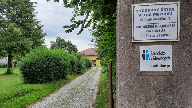 Výchovný ústav ve Žďáru nad Sázavou, který si chlapci opravují sami. Ministerstvo chce ústav zavřít