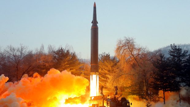 Severní Korea 5. ledna vypálila přes své východní pobřeží balistickou střelu. Severokorejská státní agentura později uvedla, že KLDR zkušebně odpálila nově vyvinutou hypersonickou raketu