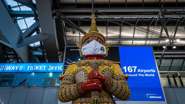 Maskovaná socha Rámájany v odletové hale na letišti v Bangkoku. Systém Test-and-Go, který umožňuje plně očkovaným turistům vstoupit do země bez karantény, byl pozastaven na dobu neurčitou kvůli rychlému šíření varianty koronaviru omikron