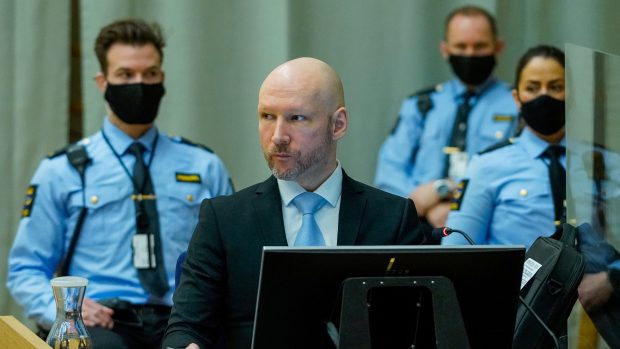 Norský terorista Anders Behring Breivik deset let po vraždě 77 lidí žádá o podmínečné propuštění