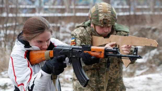 Dobrovolníci se na Ukrajině učí jak se hýbat nebo nakládat se zbraněmi