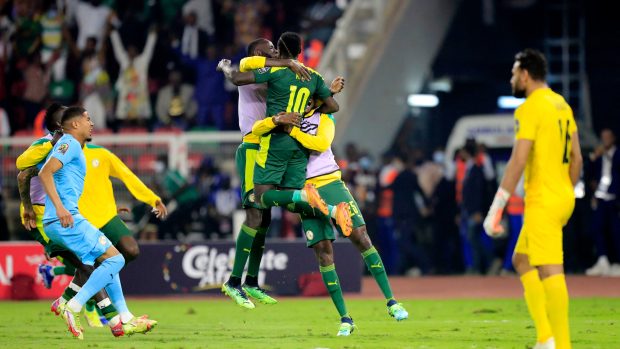 Oslavující hráči Senegalu po vítězné penaltě Sadia Maného