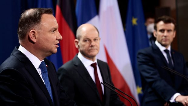 Polský prezident Andrzej Duda, německý kancléř Olaf Scholz a francouzský prezident Emmanuel Macron