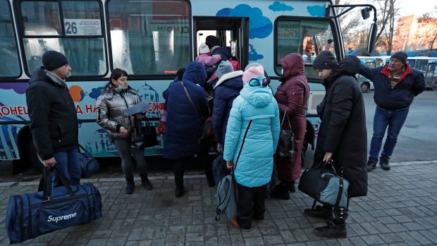 Tisíce obyvatel Doněcku spořádaně a bez paniky nasedaly do autobusů směrem na Rusko