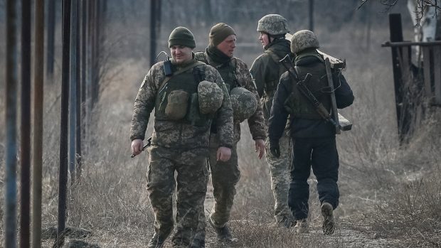 Ukrajinští vojáci na hlídce u frontové linie poblíž města Novoluhanske v Doněcké oblasti