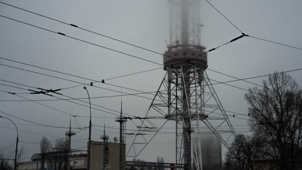Komunikační věž v Kyjevě, kterou krátce po vypuknutí války zasáhl ruský útok