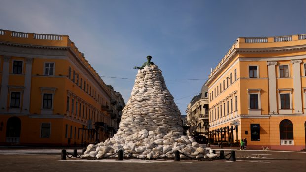 Ukrajinci se snaží sochu vévody de Richelieu ochránit před ruským útokem pytli s pískem