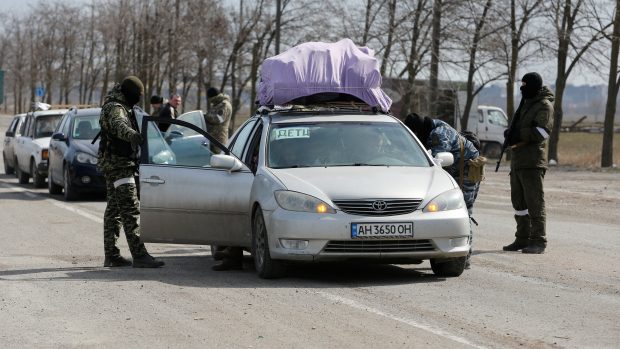 Vozy z utečenci z Mariupolu se snaží projet přes ruské kontrolní stanoviště-