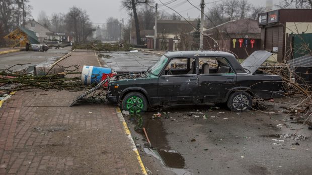 Auto s děrami po střelbě ve městě Buča