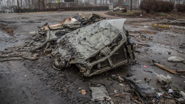 Zbytky osobního automobilu na ulici ukrajinského města Buča nedaleko Kyjeva