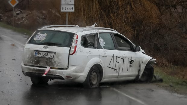 Zničený automobil s nápisem „Děti“ v ukrajinské Buče