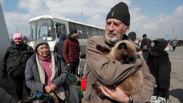 Lidé nastupují do evakuačních autobusu v Mariupolu.