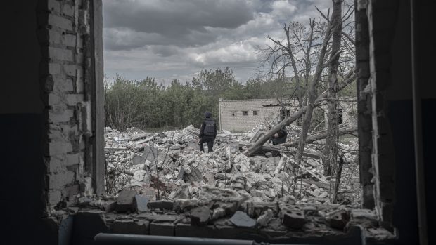 Pohled na poničenou školu v Bachmutu v Doněcké oblasti (foto z 19. května)