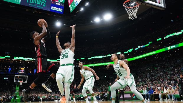 Jimmy Butler střílí v zápase s Bostonem