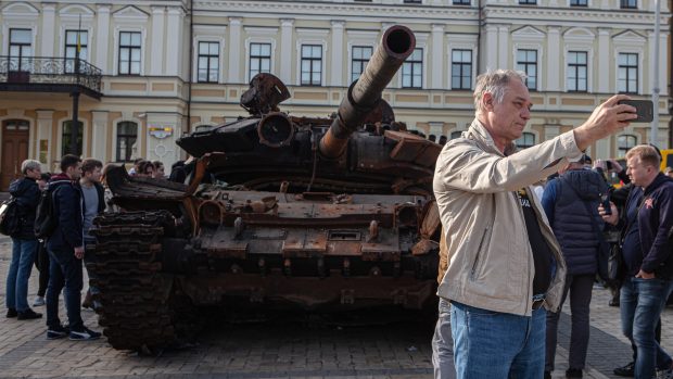 Ukrajinské Ministerstvo vnitra a Národní muzeum dějin Ukrajiny vystavilo zničené ruské tanky v centru Kyjeva v rámci výstavy nazvané &quot;Ukrajinská válka za nezávislost 2022&quot;