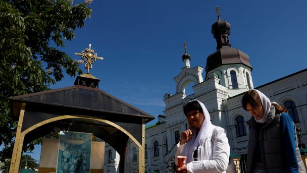 Činnost kláštera je často předmětem kritiky