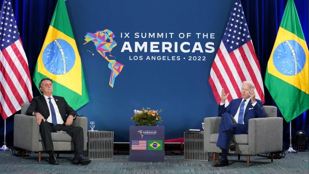 Jair Bolsonaro a Joe Biden na summitu v Los Angeles