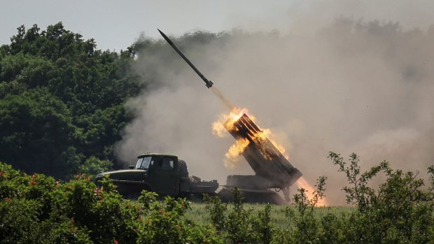 Ukrajinci pálí z raketometu BM-21 Grad na ruské pozice u Lysyčansku