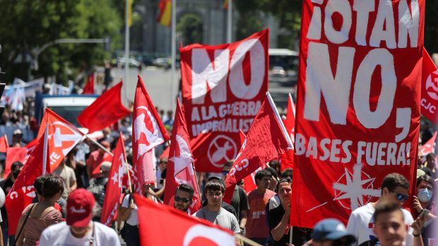 Přes dva tisíce lidí protestovaly v neděli proti nadcházejícímu summitu NATO v Madridu