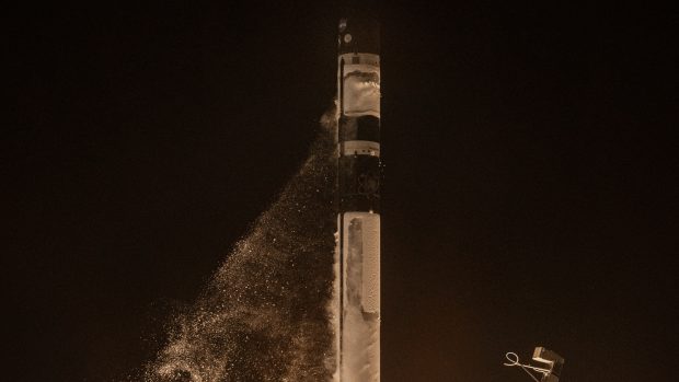 Start rakety Electron, která nese satelit Capstone k oběžné dráze Měsíce