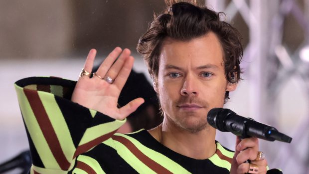 Zpěvák Harry Styles během vystoupení na Manhattanu v New Yorku v květnu 2022