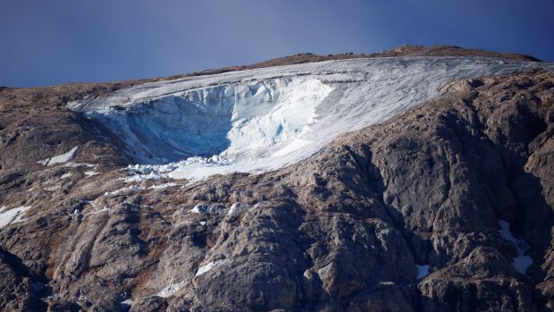 Ledovec na hoře Marmolada v Dolomitech.