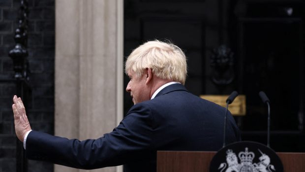 Boris Johnson před Downing Street 10