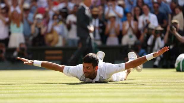 Radující se Novak Djoković po vítězném finále Wimbledonu