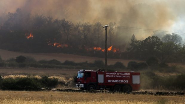 Ve Španělsku si lesní požáry vyžádaly dvě oběti. Hasiči nedaleko obce Tábara na severozápadě země