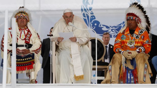 Papež František se omluvil za roli, kterou katolická církev sehrála při násilné asimilaci dětí původních obyvatel v kanadských internátních školách
