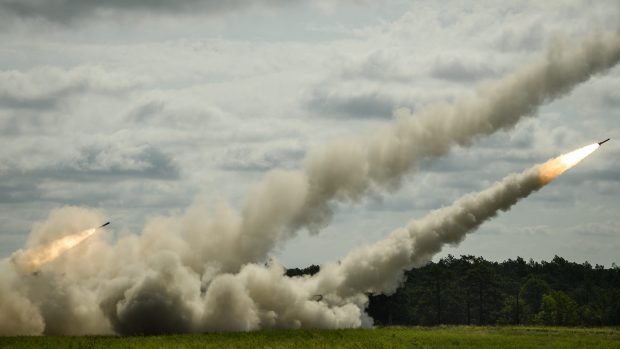 Zkušební palba z tří raketových systémů HIMARS na Ukrajině.