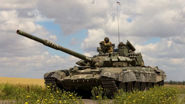Tank ruských jednotek projíždí Záporožskou oblastí na Ukrajině