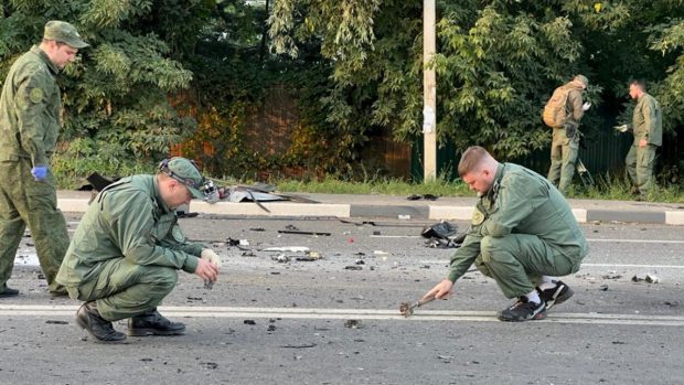 Ruští vyšetřovatelé zkoumají místo činu, kde byla zavražděna Darja Duginová