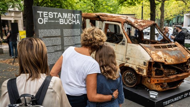 Zničená osobní dodávka, ve které se čtyři Ukrajinky snažily odjet z ruskou armádou okupované Buči. Ruští vojáci je zastřelili.