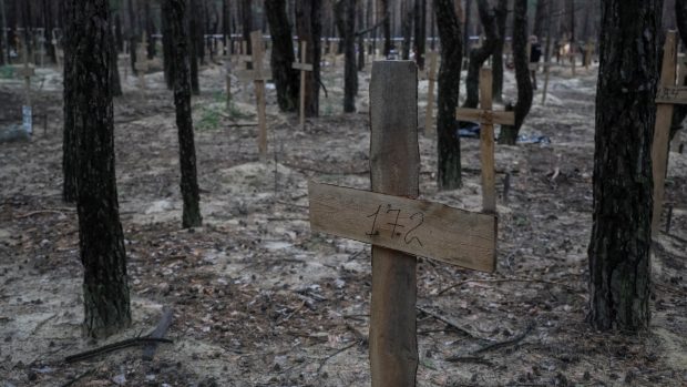 Většina těl patří civilistům a většina z těch zatím exhumovaných nese stopy mučení, uvedl gubernátor Charkovské oblasti