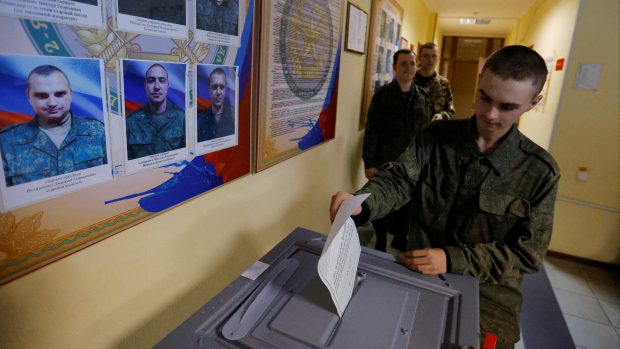 Vojáci v Luhansku hlasují v takzvaných referendech o připojení k Rusku