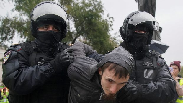 Ruská policie zatkla při sobotních místy brutálních zákrocích proti demonstrantům odmítajícím mobilizaci dalších přes 700 lidí