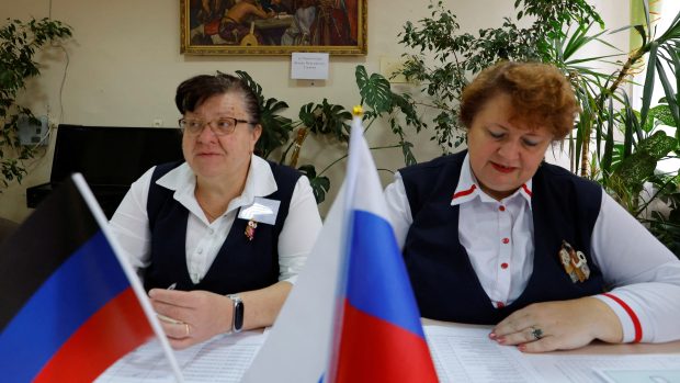 volební komise u referenda o ilegálním připojení takzvané Doněcké lidové republiky k Rusku