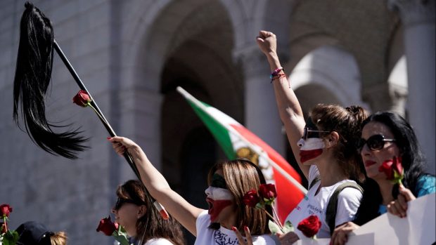 Dlouhé vlasy namísto vlajky se staly pomyslným symbolem nesouhlasu se smrtí Amíníové, přinesly je i protestující v Los Angeles