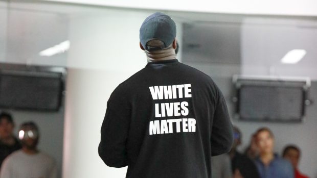 Kanye West v mikině s nápisem White Lives Matter (Na životem bělochů záleží) během pařížské přehlídky módy