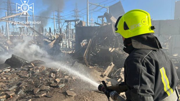 Hasiči v Kyjevské oblasti hasí požár zařízení energetické infrastruktury, která byla poškozena zásahem ruského dronu (31. 10. 2022)