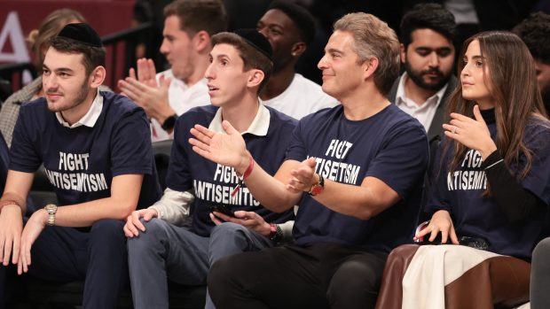 Fanoušci Brooklynu přišli na zápas NBA dát Kyriemu Irvingovi najevo, co si myslí o jeho antisemitismu