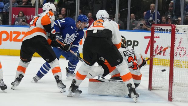 John Tavares skóruje v zápase Toronta s Philadelphií.