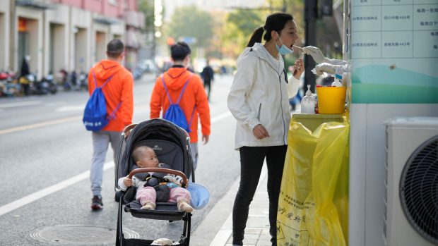 Žena se nechává testovat na koronavirus v Šanghaji (ilustrační foto)